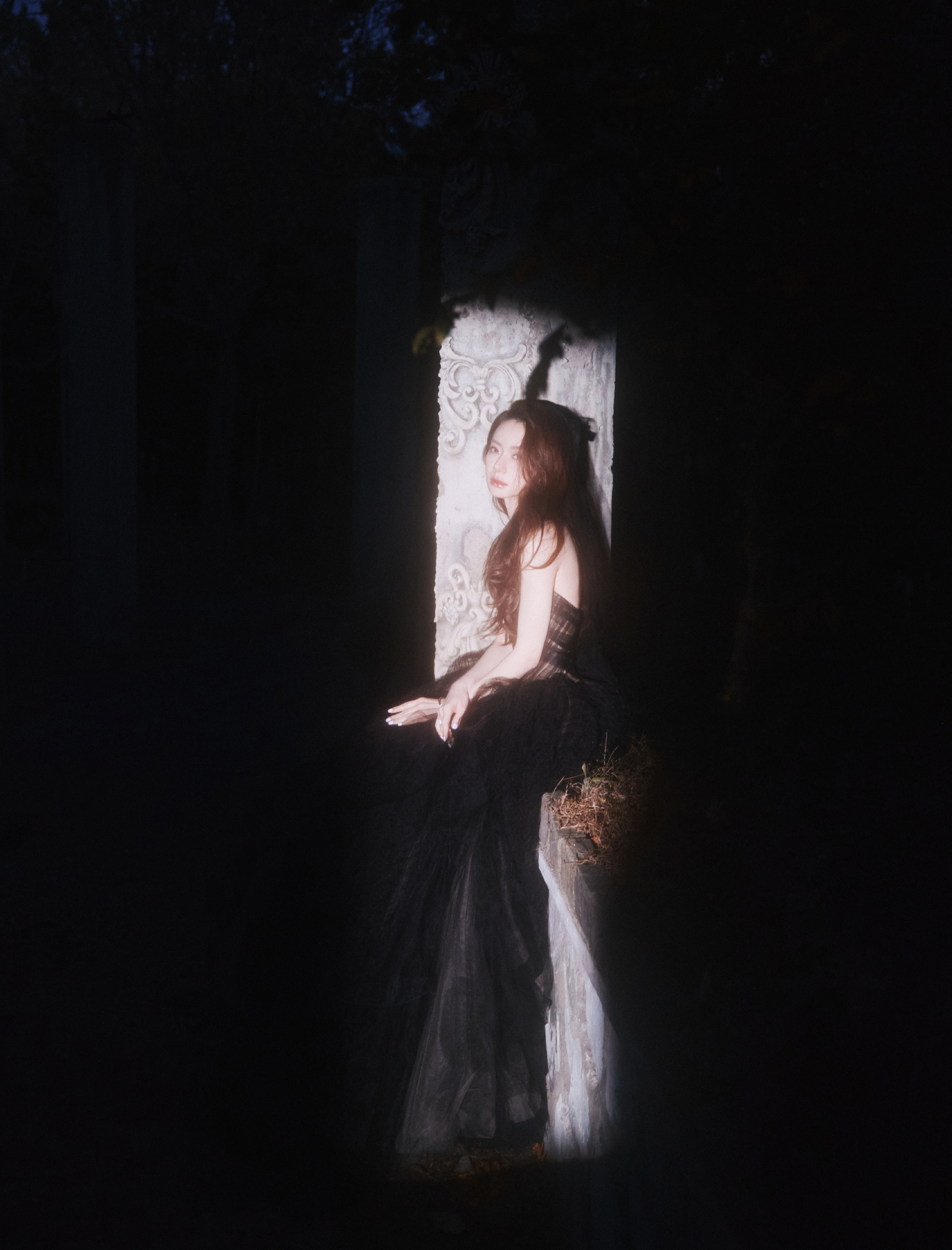 戚薇：黑纱女郎，恣意个性与梦幻浪漫交织。戚薇