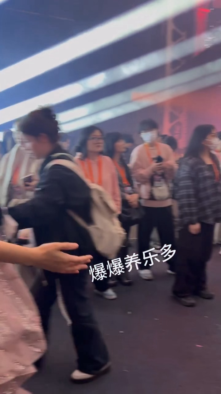 湖南卫视跨年演唱会 wxy吴宣仪 哈哈哈哈哈哈哈好中气十足的一句下班哈哈哈哈哈哈