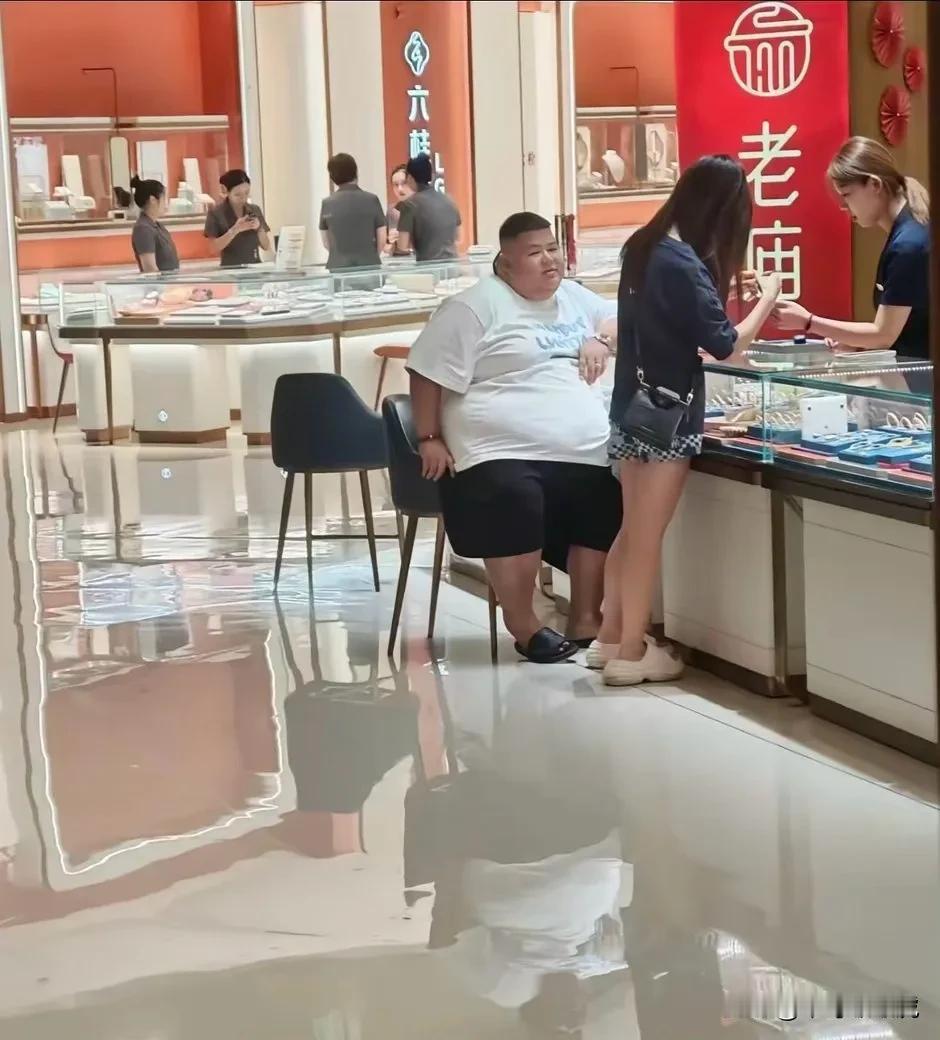 事实证明，男人有钱了，就算长得不好看，也可以找一个漂亮的女孩子！