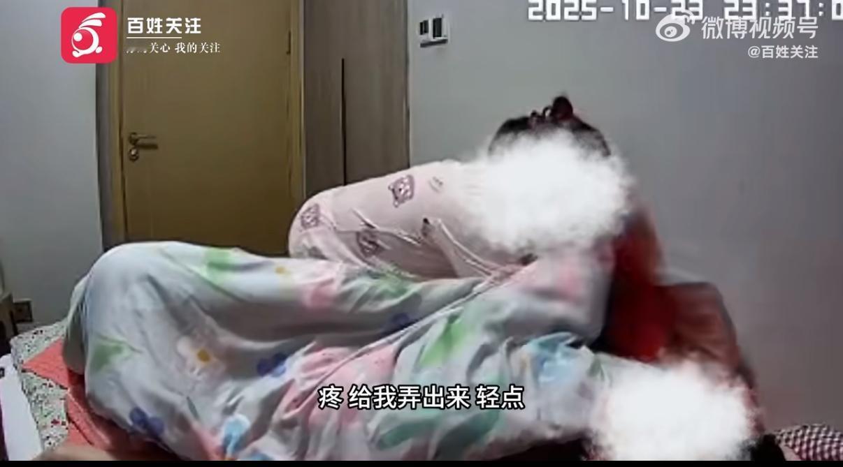 江苏苏州王女士家的监控视频看得人浑身发毛，62岁的母亲左臂偏瘫、毫无反抗能力，保