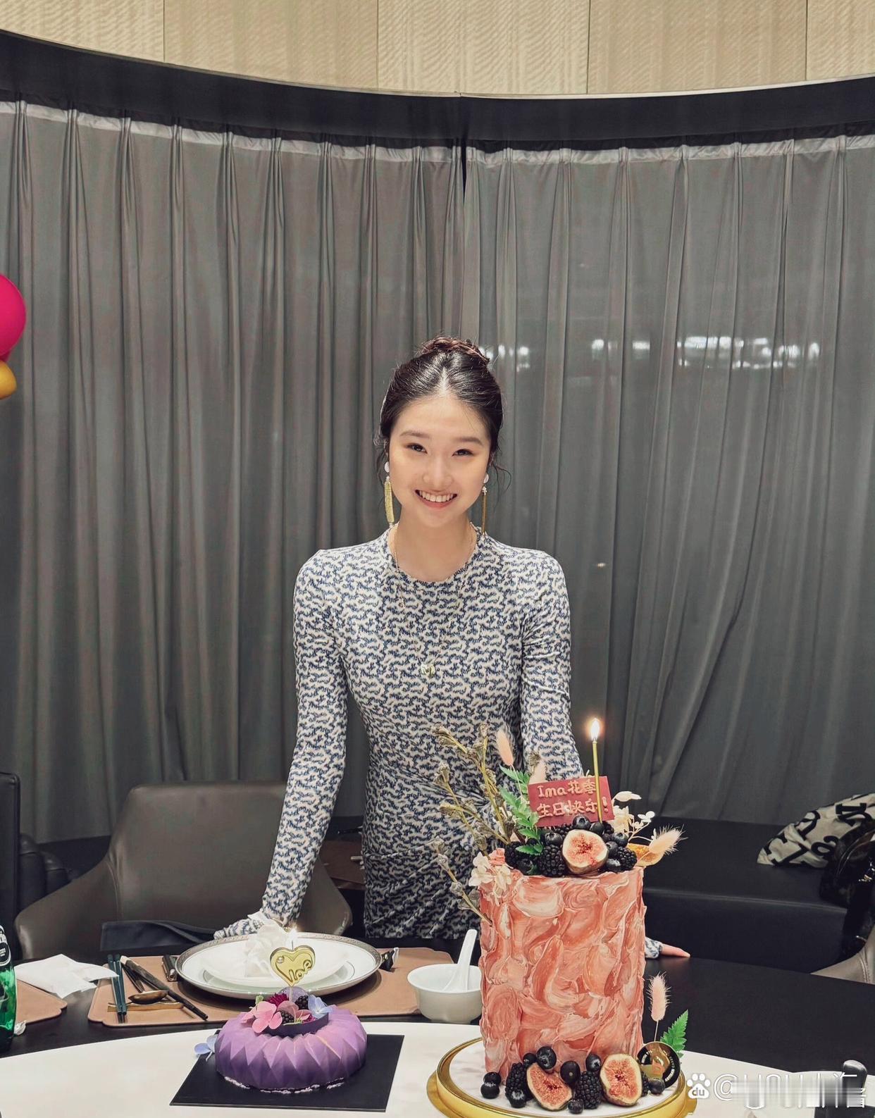 马伊琍和文章的女儿，十六岁生日，网友说：确实不太懂现在十六岁小女孩的打扮，穿的很