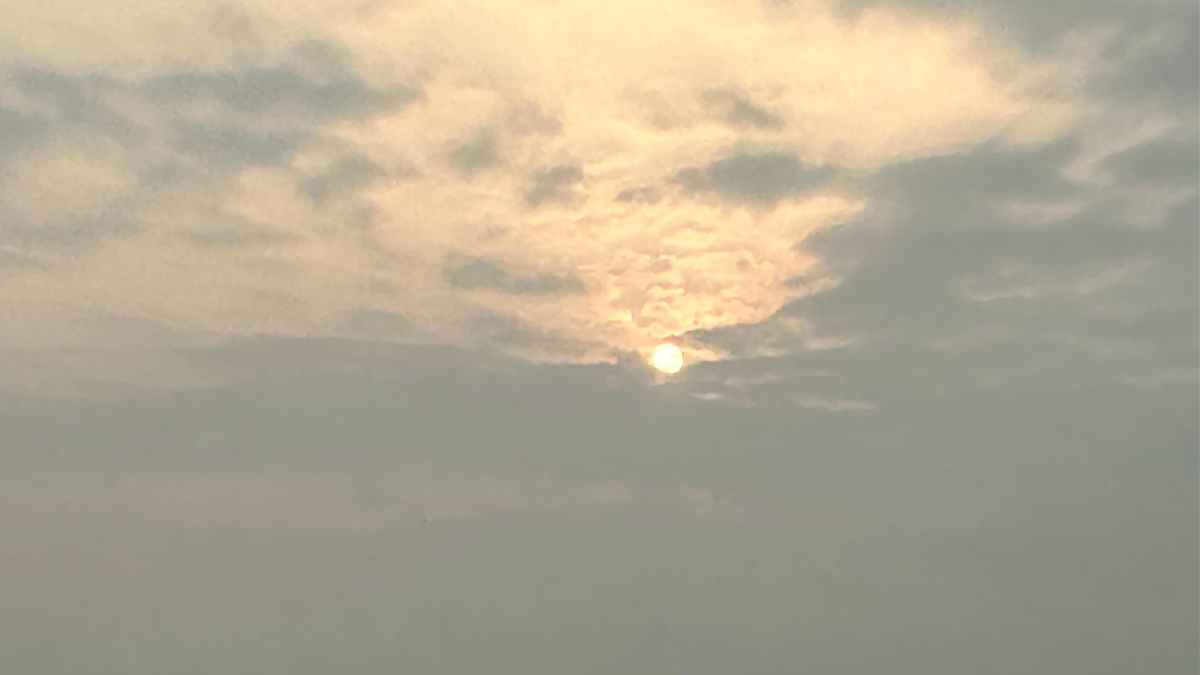 6:01 云日相晖映，空水共澄鲜。与火星第一猫一起早起看日出