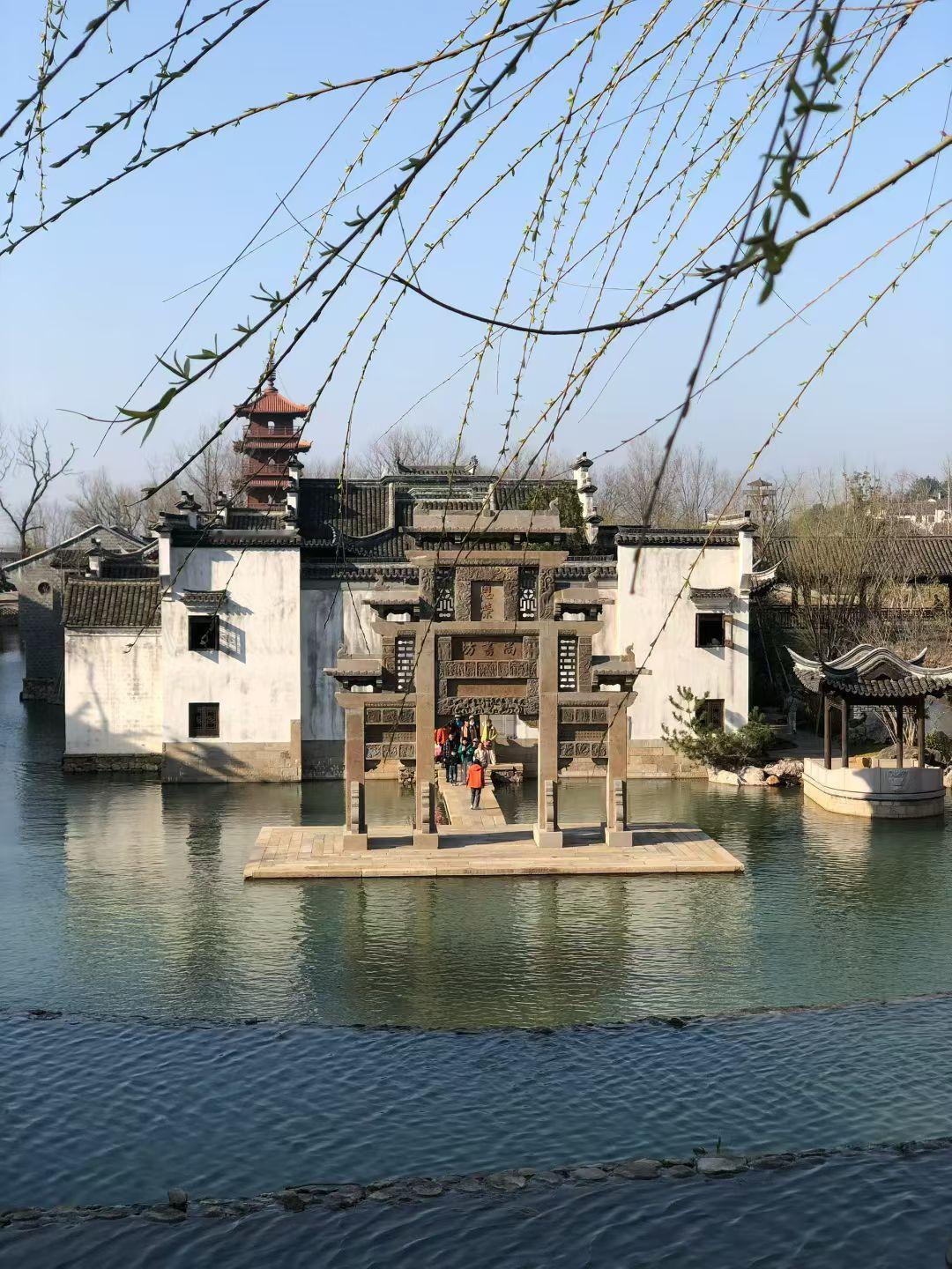 漫步窑湖小镇，看石牌坊静静伫立，听春水缓缓流淌。
这一刻，时光都慢了下来，只留满