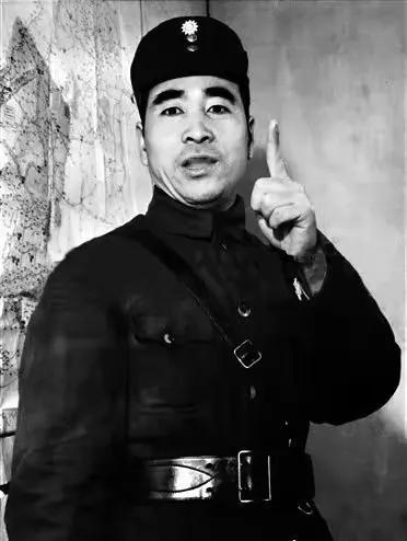 大家看看这张照片，
我们从这位军人穿的服装、戴的帽子知道，
这是抗日战争时期，