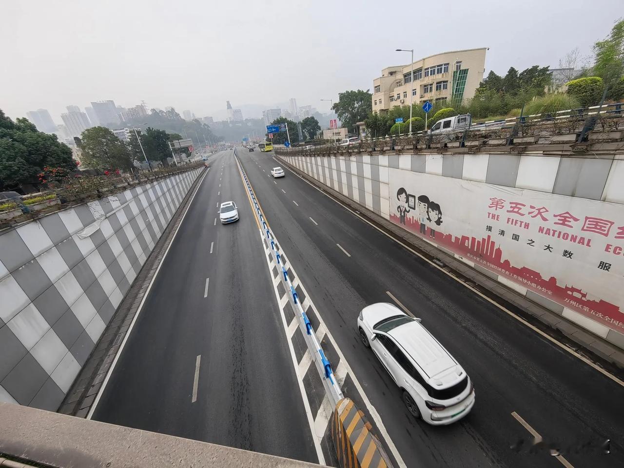 万州区金陵路翻新沥青柏油路面工程已完成施工，崭新路面令人眼前一亮！