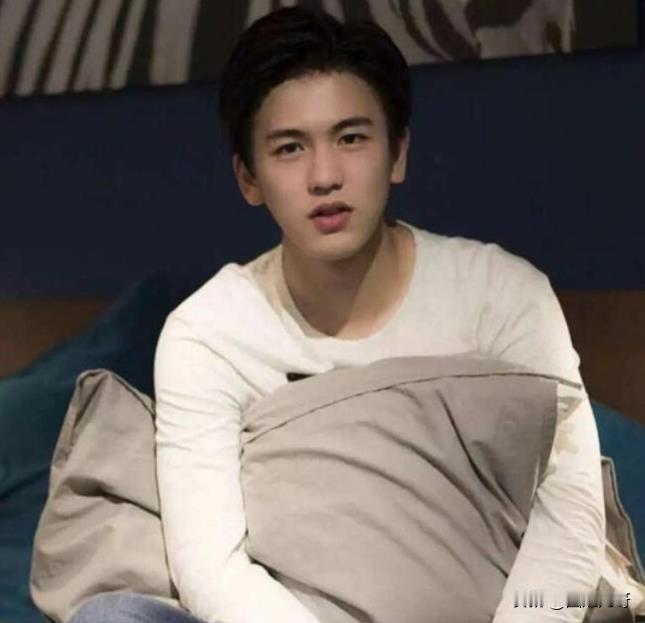 纯天然帅哥就是不一样！
张凌赫早期旧照冲上热搜，那时候比现在胖一点，满脸的胶原蛋
