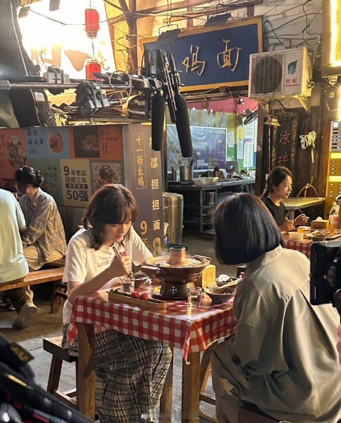 吃火锅偶遇周迅文淇偶遇周迅文淇吃火锅拍戏 吃火锅偶遇周迅文淇拍戏！ 