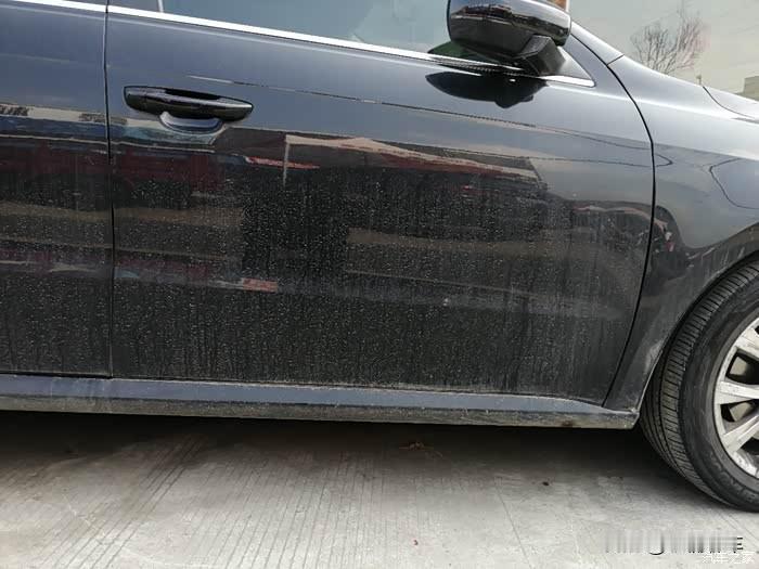 说真的买车选什么颜色，不要选择黑色，除非你商用。
黑色车第一烦心事就是不耐脏，哪