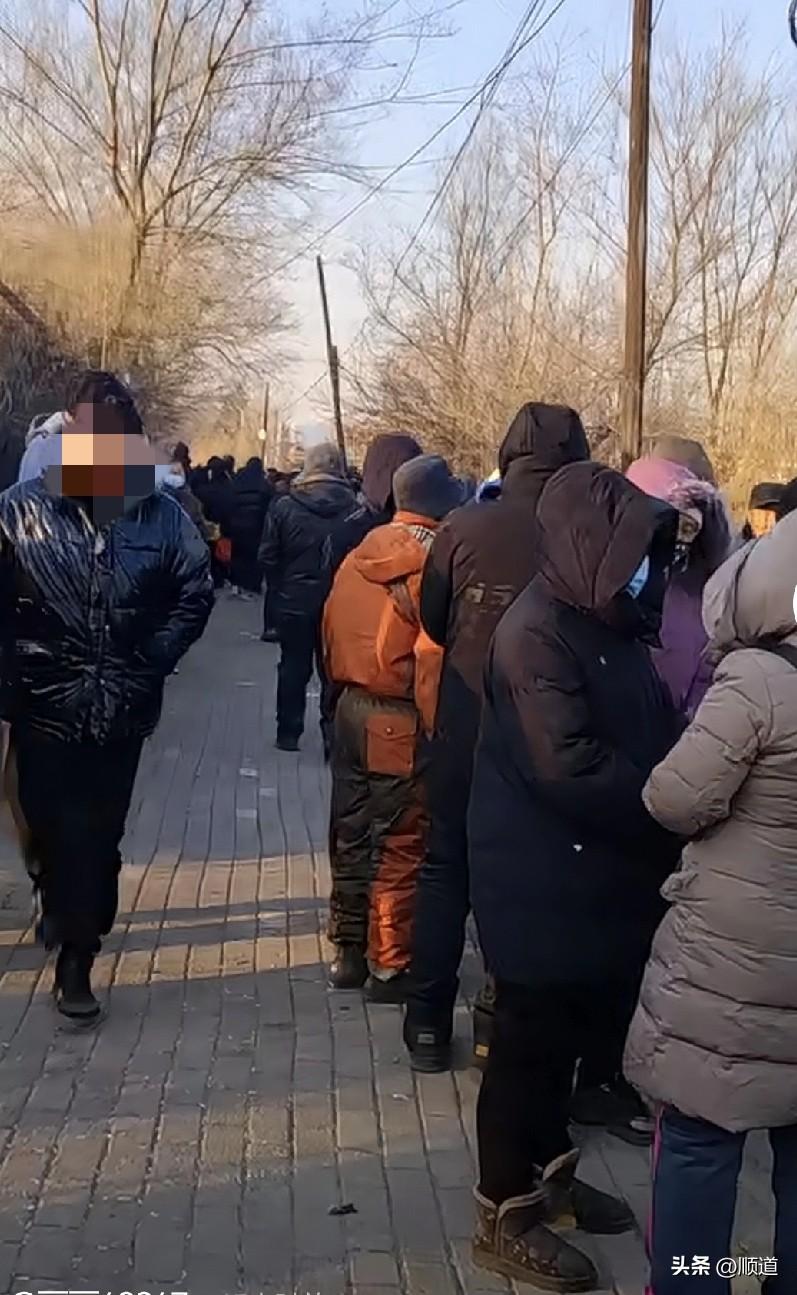 刚刚刷视频刷到我们辽宁锦州北山栋迁了，许多人排队登记呢。
看到他们穿的衣服我实在