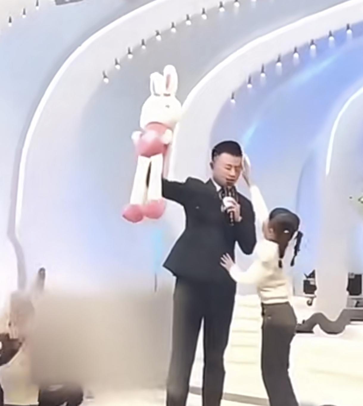 人情世故被小女孩拿捏的死死的
小女孩擦的不是汗擦的是人情世故
婚礼现场主持送娃娃