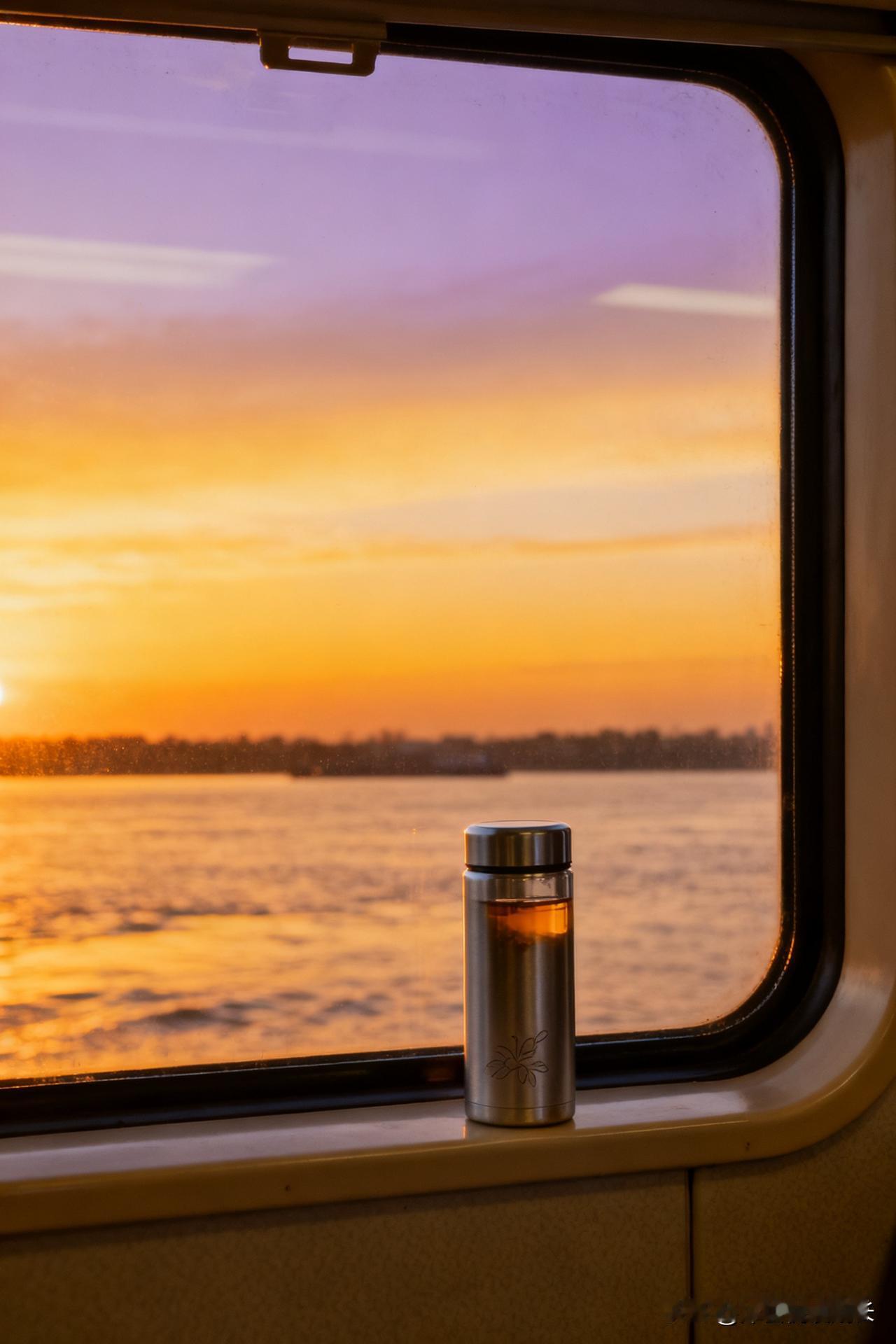 退休后才懂：情绪这东西，藏着就好
 
前阵子小区老姐妹约着聚餐，包厢里热气腾腾的