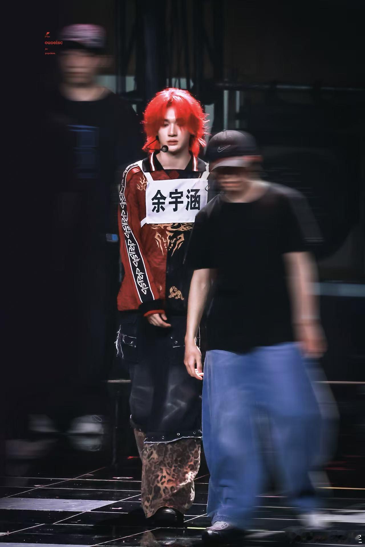 余宇涵红发 红发造型可塑性太强，可盐可酷，每一种风格都能轻松hold住 