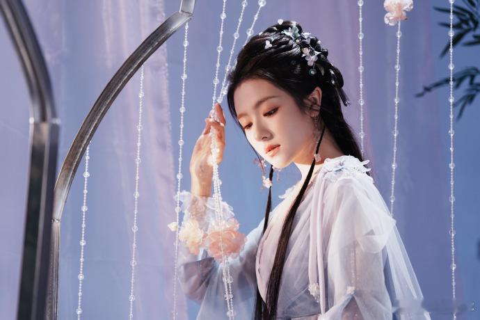 李兰迪完全淡颜古风女主李兰迪一款超哇塞的甜妹  看到海报里面的造型的时候，真的是