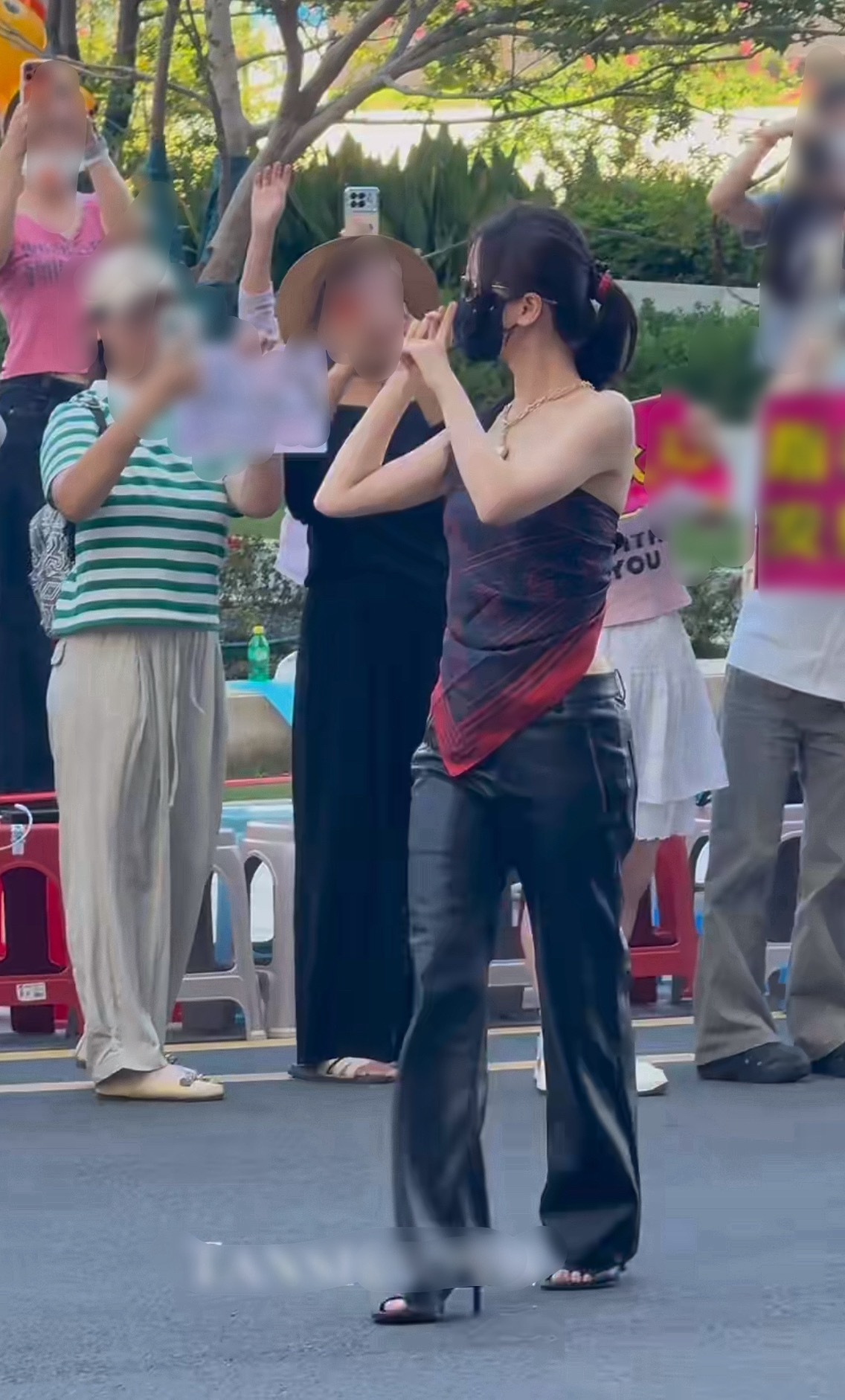 窝鱼的299抹胸丝巾上身效果如何… ​​​