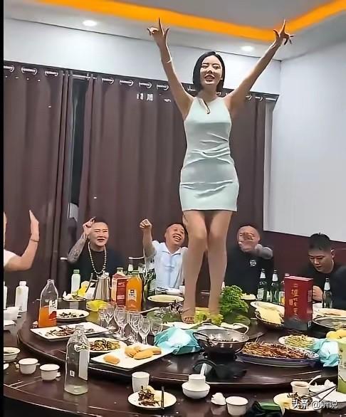 大胆，不能上桌吃饭！菜都变味了吧