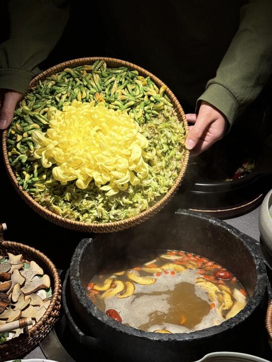 不er。。。在武汉居然吃到了鲜花火锅🥲