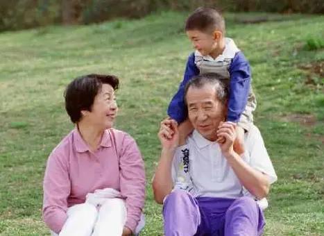 【爆款标题】：老人带娃玩手机？别急，这事儿你得这样看！

嘿，朋友们，今天咱们聊