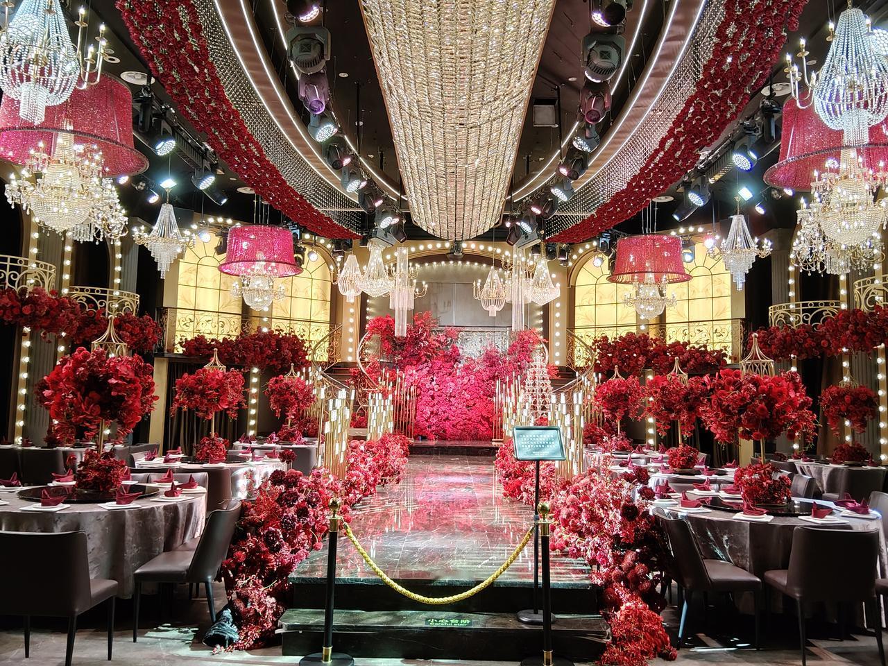 今天路过花嫁丽舍，进去探店，里面各式各样的婚礼殿堂氛围感拉满，中式、欧式、梦幻、