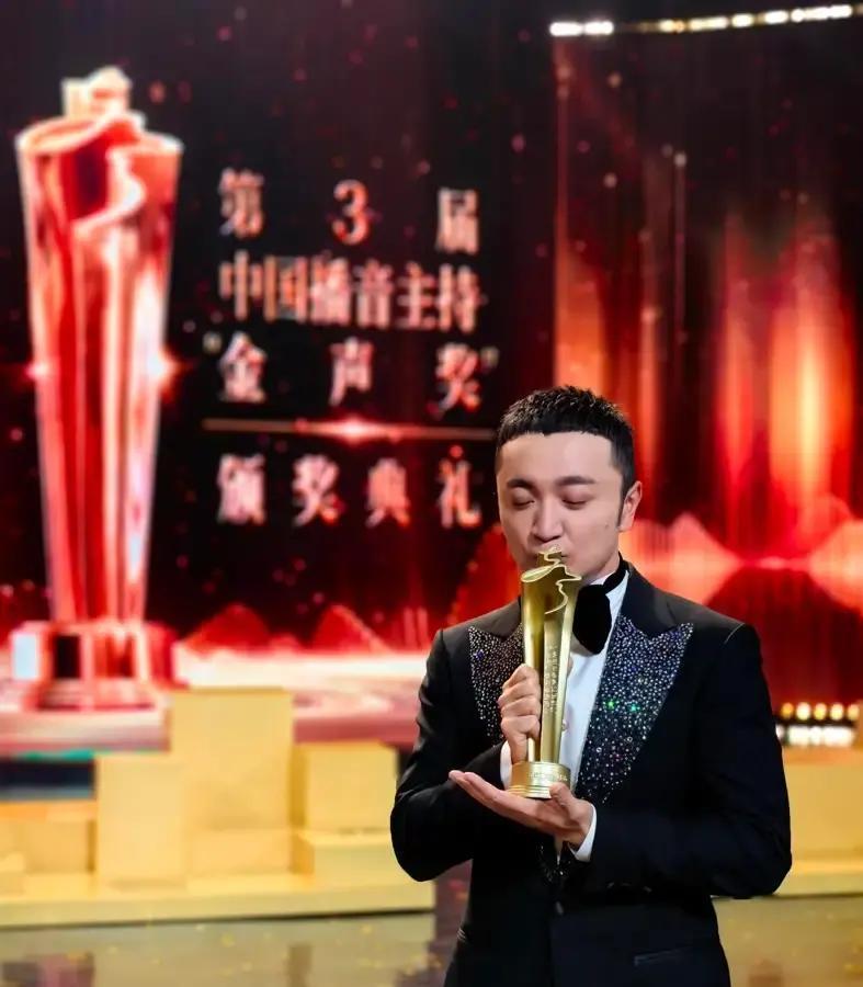 16年前一句话，他今天把奖杯递回去
 
金声奖颁奖夜，尼格买提举着话筒说，24年