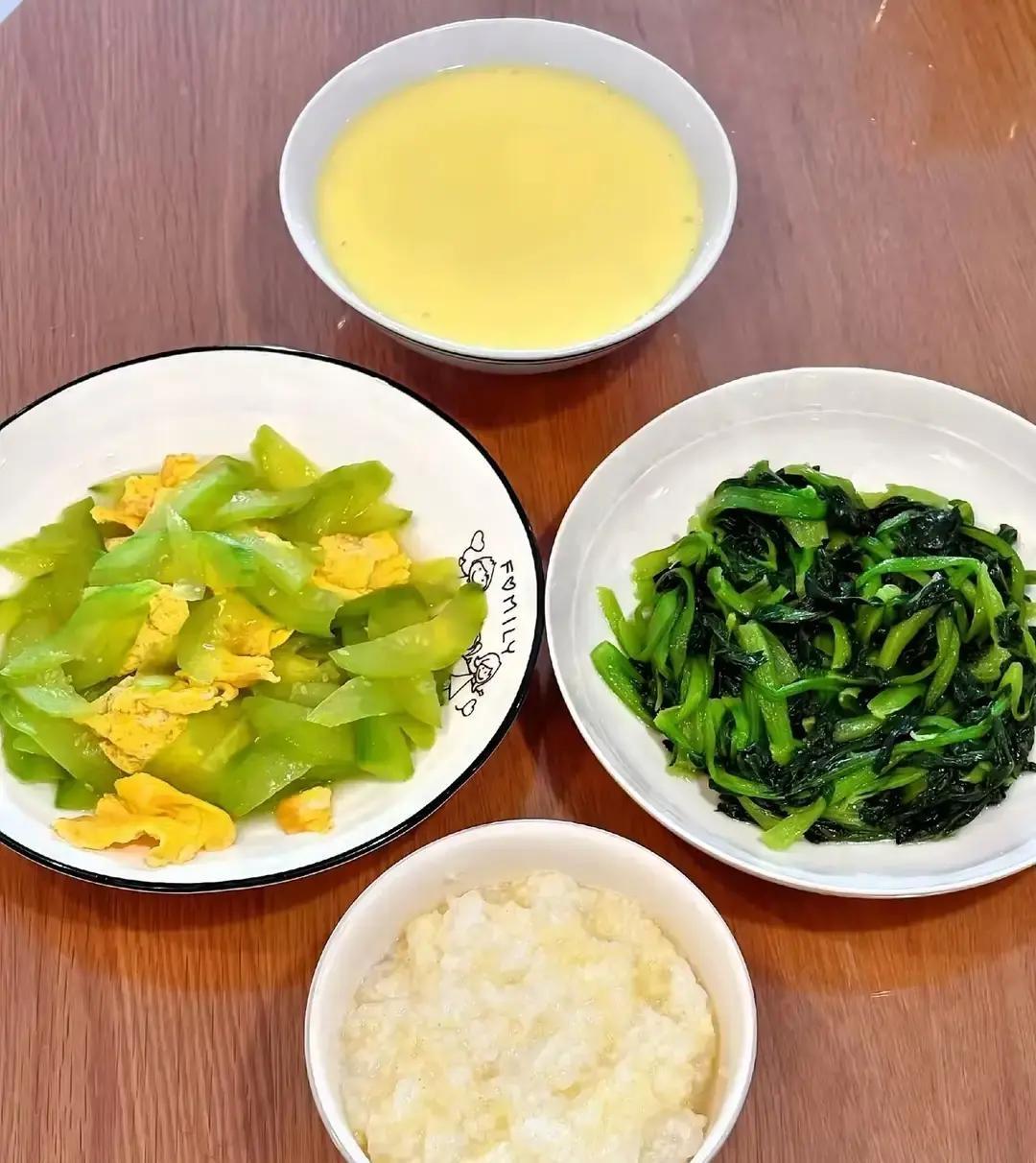 姐姐退休三个月像换了芯片。
以前她天天约人跳广场舞，现在手机静音，连家族群都退了