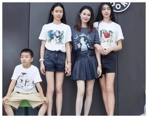 佟大为，在《玫瑰的故事》里好哥哥形象。火了一把。而这位荧幕上的好哥哥。在现实家庭