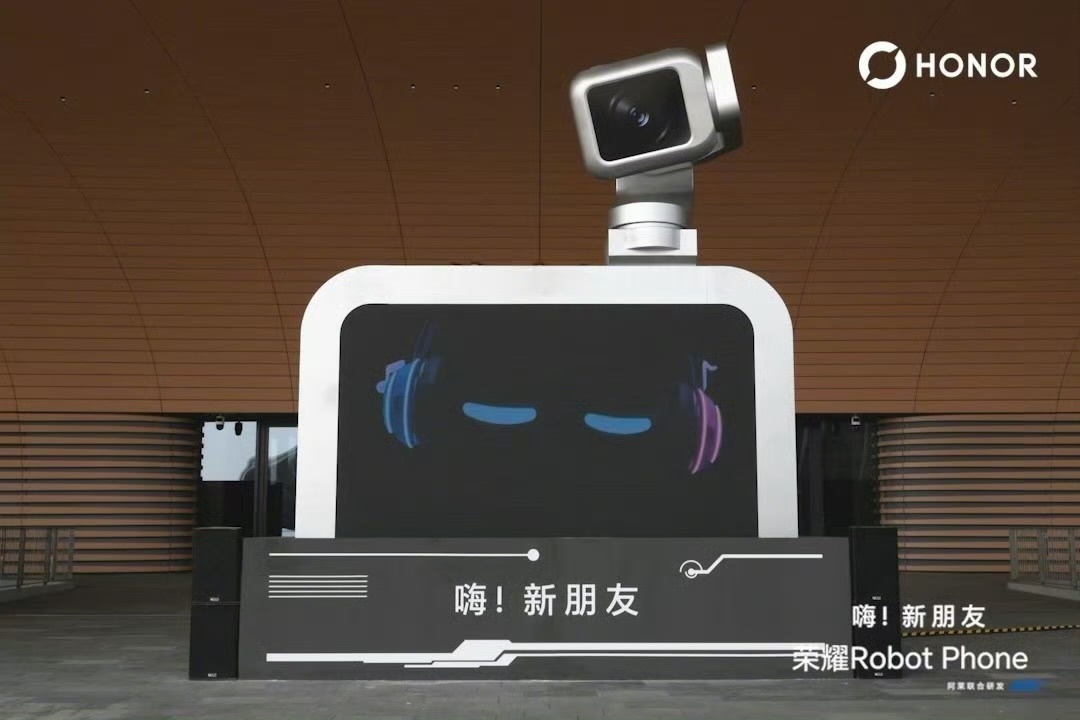今晚19:00，有位重磅大杀器要来了，全球第一款机器人手机，荣耀Robot Ph