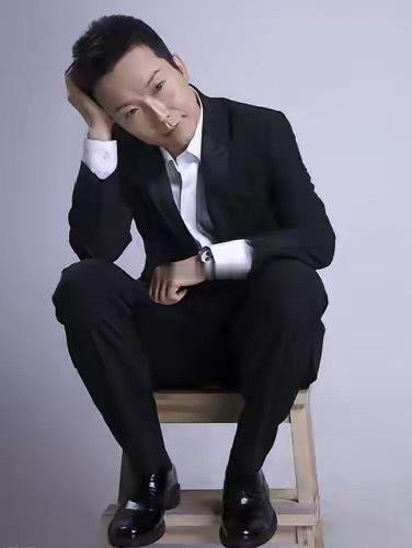 终于知道李玉刚为什么不结婚了，不是没人馋他身子，而是他今年才48岁，就已经想清楚