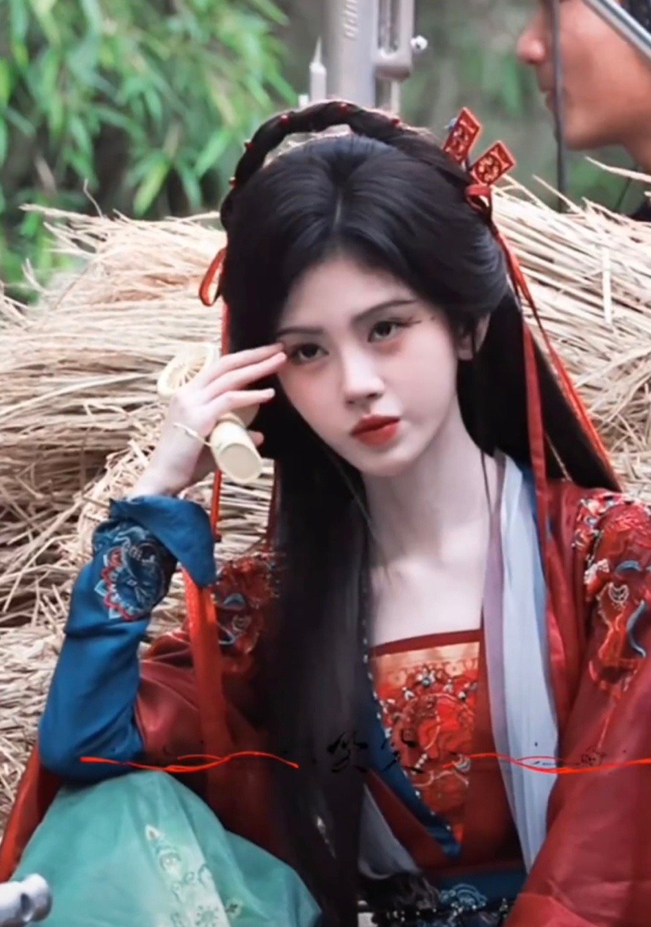 鞠婧祎《万花世界》苏绿夏红衣路透，明艳飒爽的女侠！ 