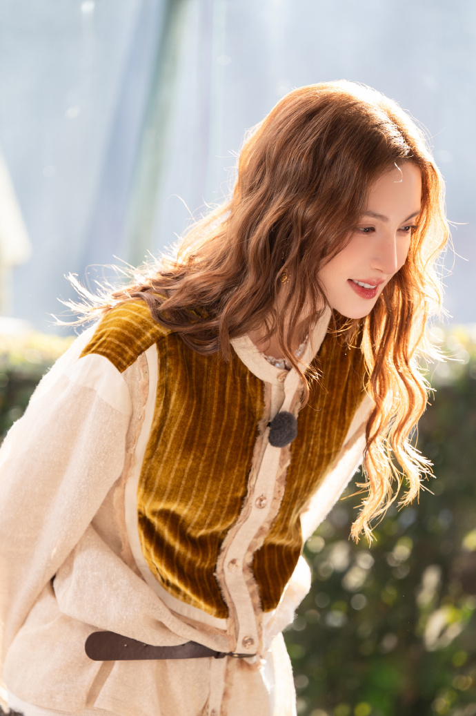  金晨综艺花絮照我不行了，金卷发造型在阳光下美得像洋娃娃~ 