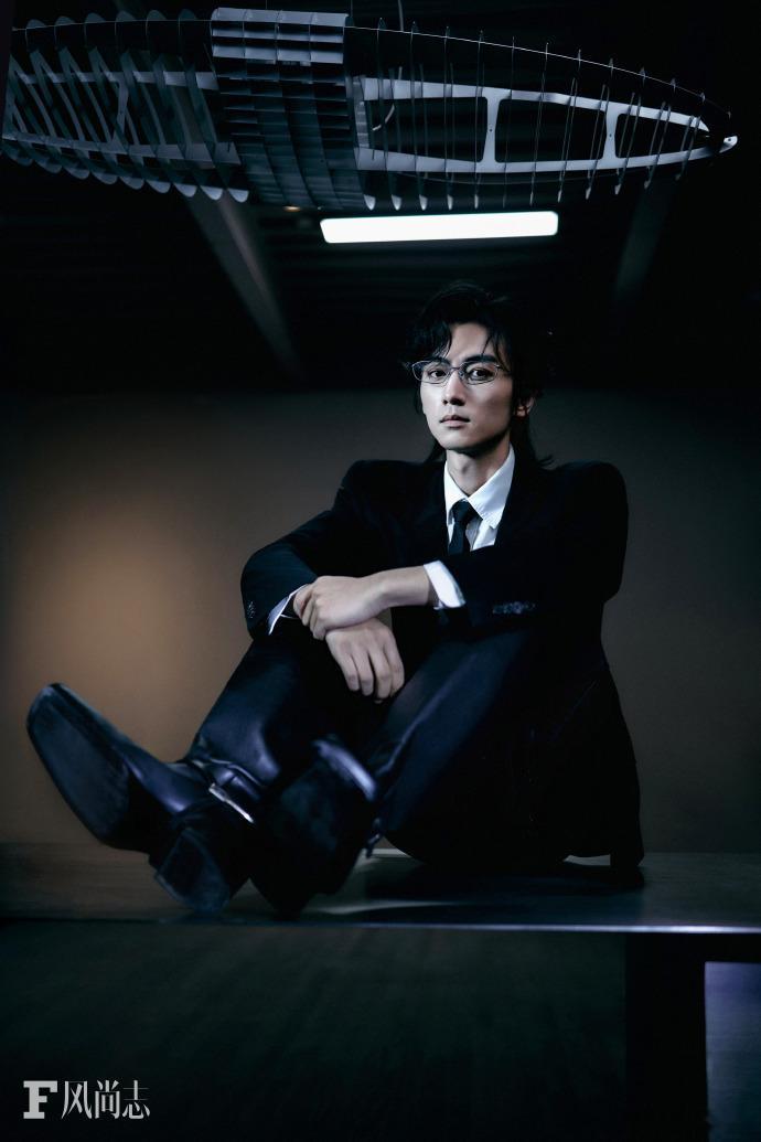 陈晓长发眼镜黑西装阴湿男鬼味陈晓熟男韵味 陈晓长发眼镜黑西装阴湿男鬼味，谁懂陈晓