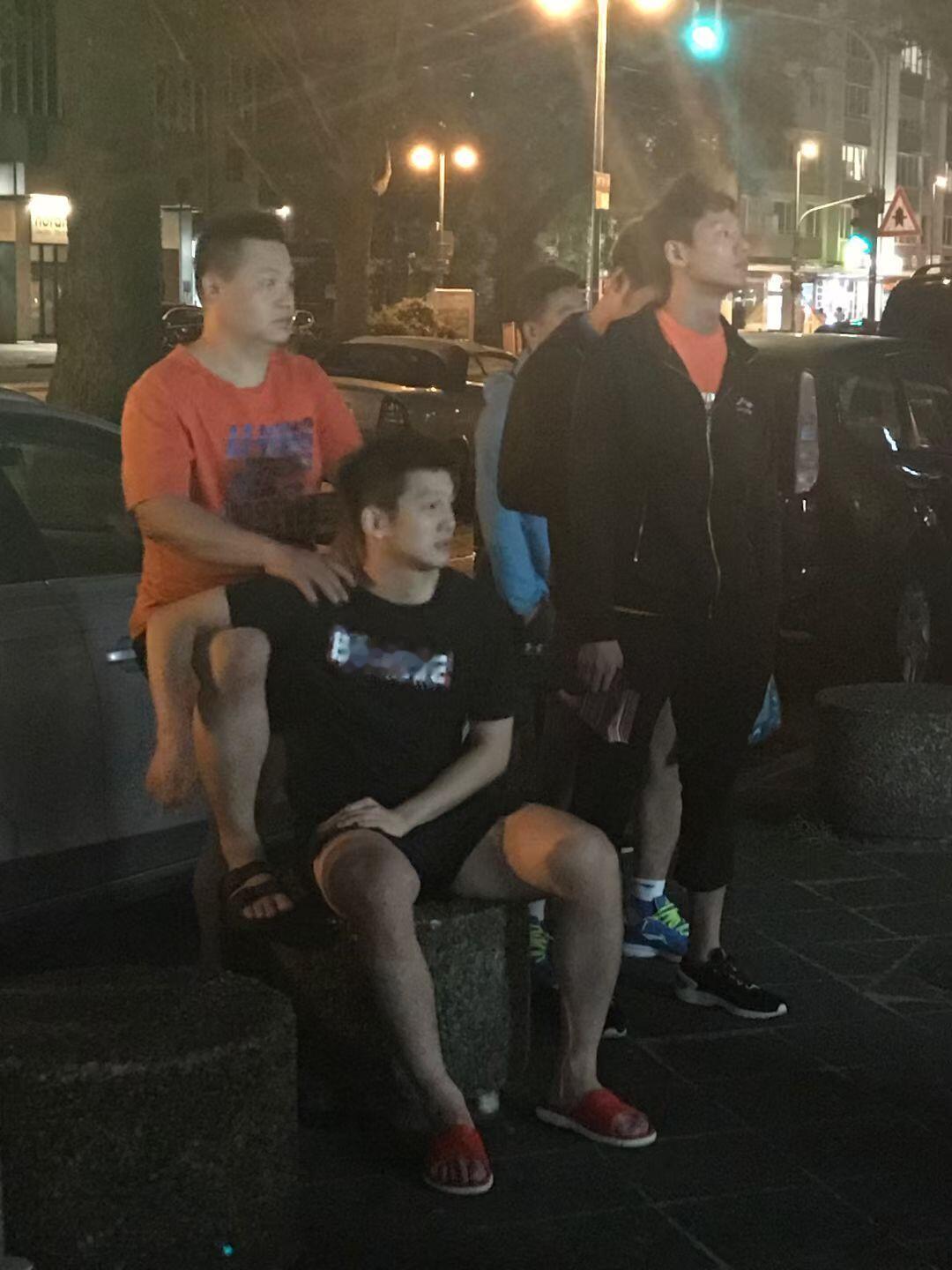 樊振东0122生日快乐 2017年的，穿着红拖鞋