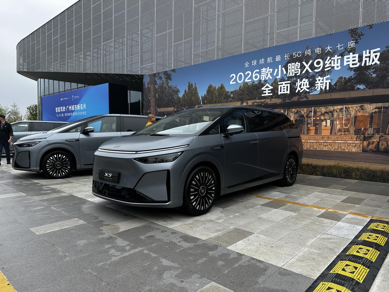 【售价30.98万元起，配备第二代VLA，新款小鹏X9纯电版上市】3月2日，新款