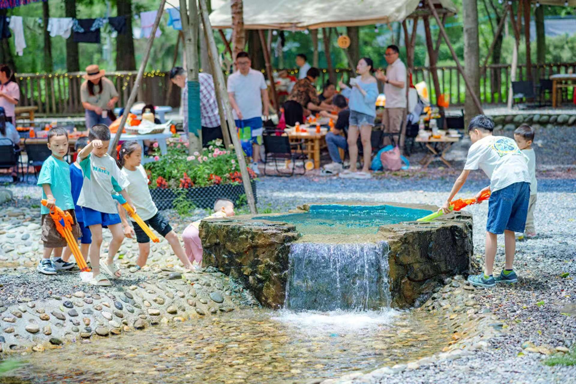 青城山镇音乐消夏啤酒季启幕  “天府珍水”引领夏日清凉新体验
