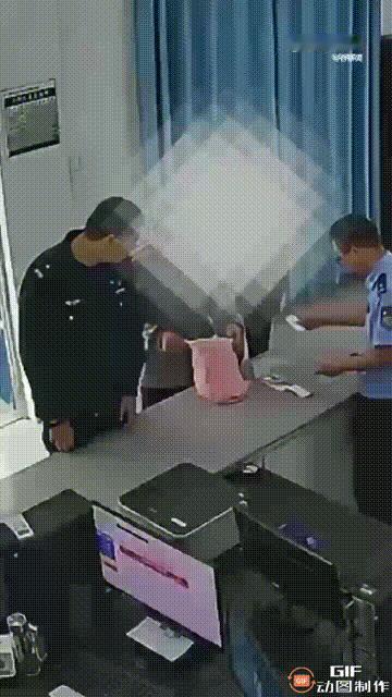 安徽一名老人到银行取钱时，突然发现自己社保卡里面的一万多块钱不翼而飞了，于是赶紧