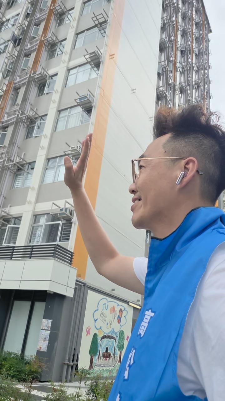 各位街坊週末快乐❤️

高Sir星期六继续落区，在启德简约公屋开街站，向街坊问好