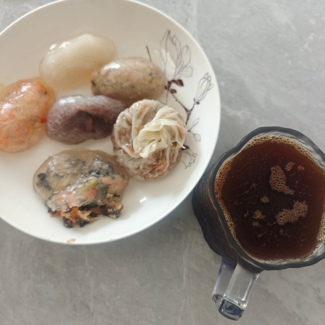 一早上起来把衣服洗了随便把家里的卫生打扫了一下现在来吃早餐啦啦啦蒸了个纸皮烧麦还