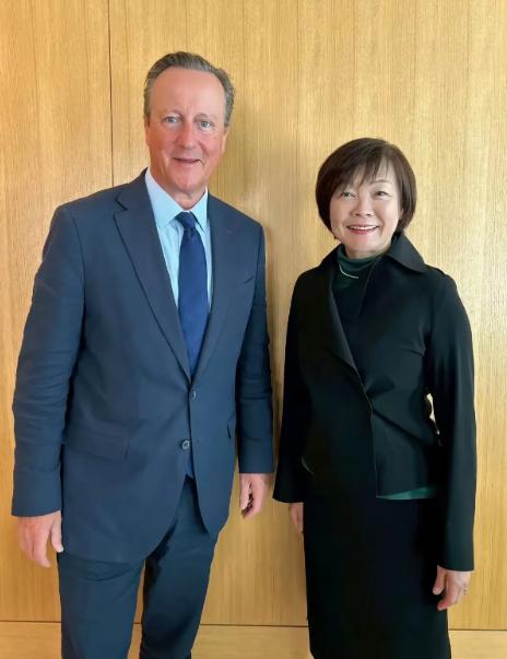 安倍晋三估计要死不瞑目了，他老婆安倍昭惠在他死后，四处走穴，名为公益文化外交，实