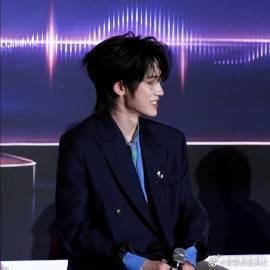 宋亚轩金丝眼镜西装杀国乐无双小宋的每一次出场，仿佛都在告诉我们何为真正的优雅。他