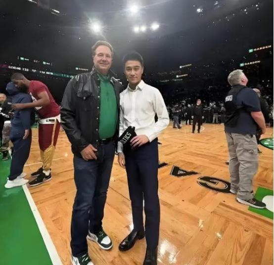 NBA迎来一中国老板，话语权举足轻重，身家上千亿，杨翰森有福了？

 
NBA顶