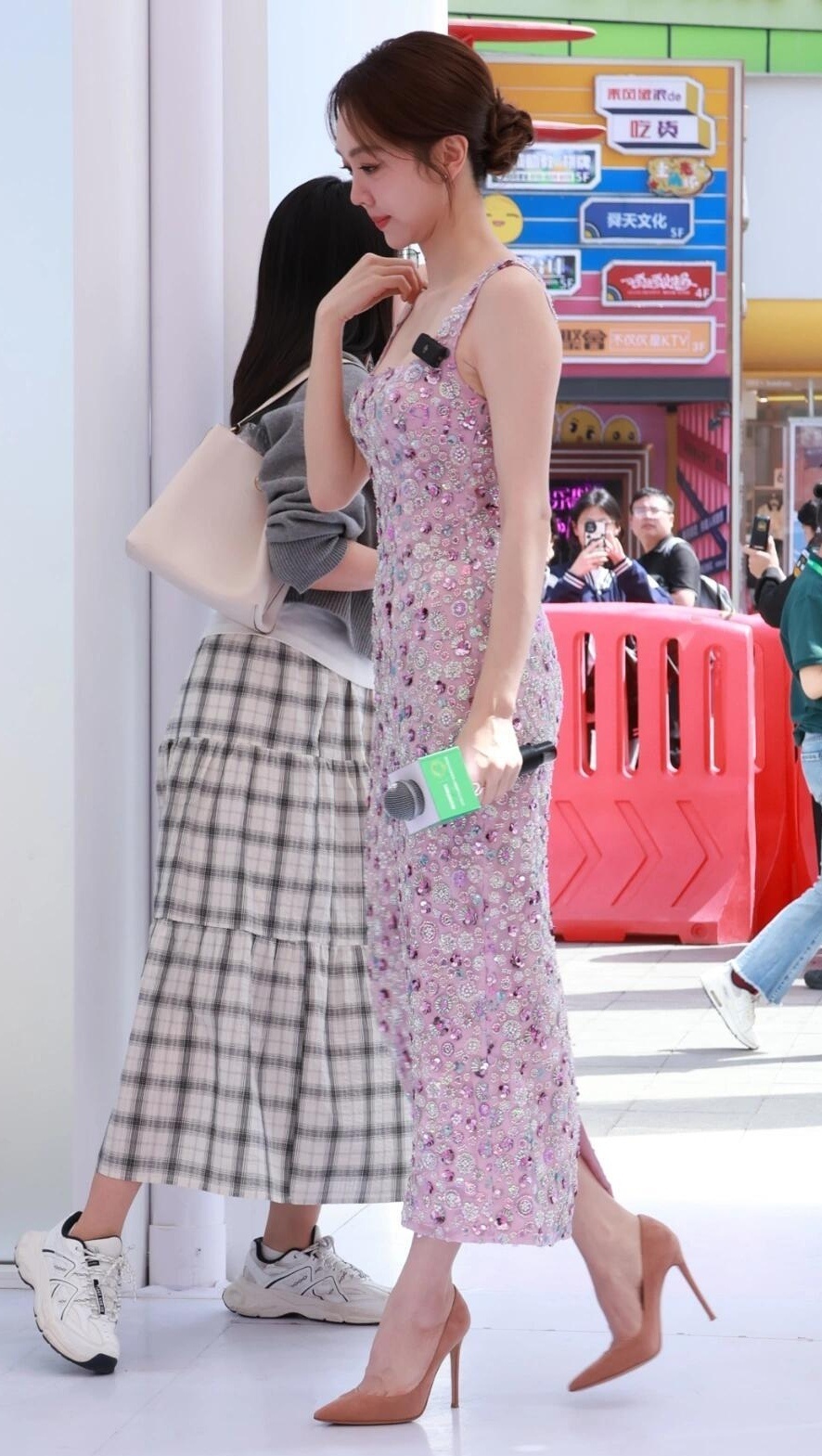 姜妍 姜妍的尖头细高跟