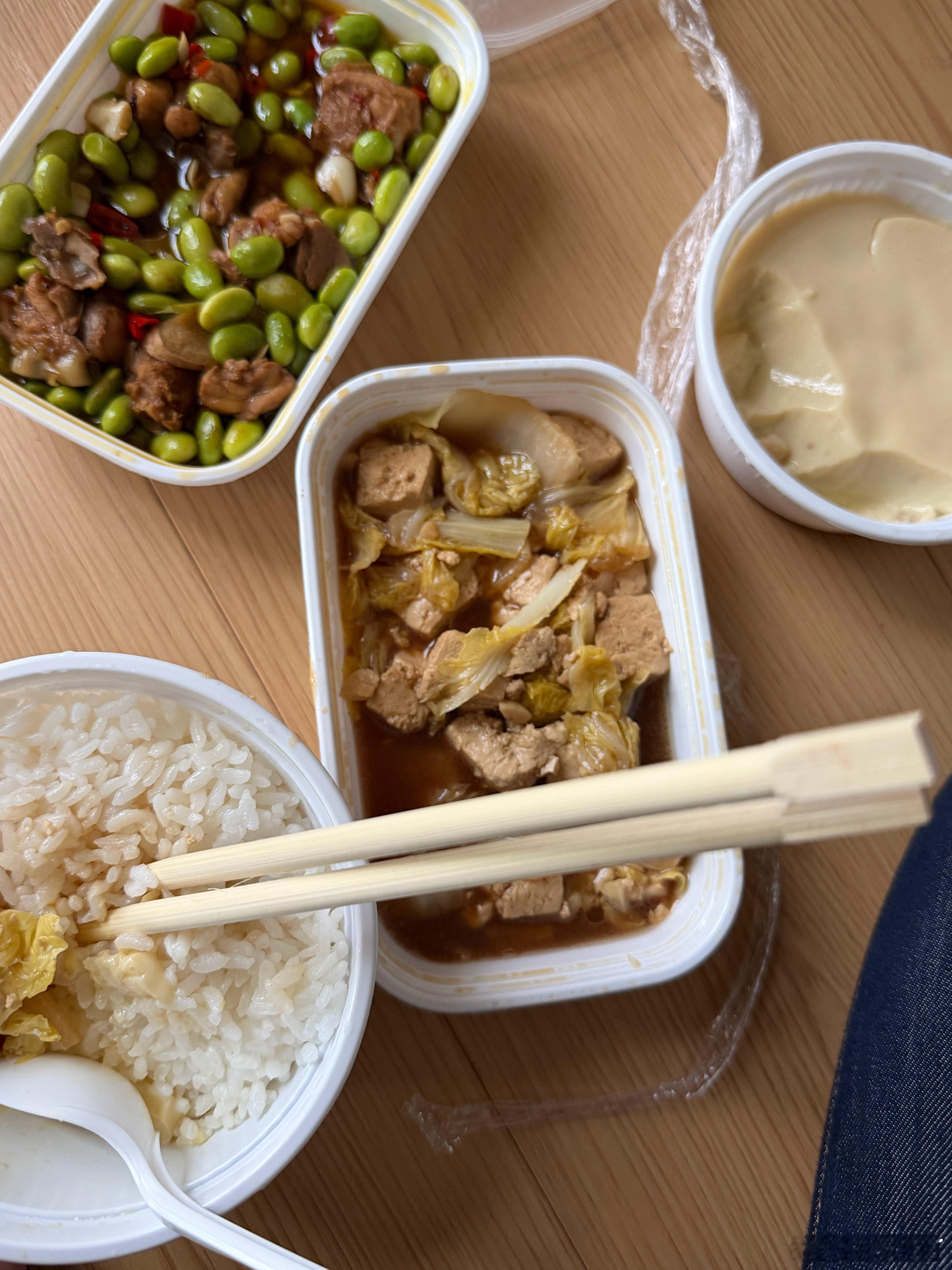 好久没吃老乡鸡今天一吃好美味啊！尤其是那个豆腐白菜，是老豆腐！特别有豆腐味。毛豆