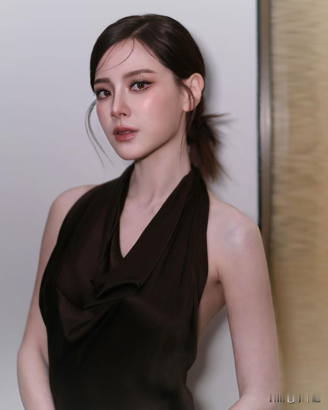#泰国娱乐# 泰星小水Baifern和呆呆湾Tay上海罗意威展览活动图。
