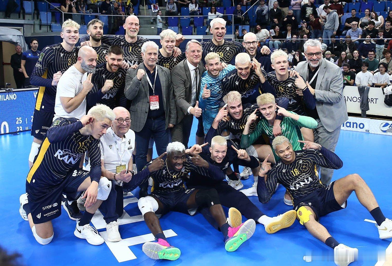 🏆 首次夺得意大利杯冠军的维罗纳男排队，组团染了金发。您PICK谁❓ 