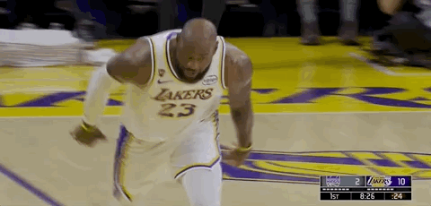 老詹打得还是很开心的，今天多少个庆祝动作了 国王vs湖人