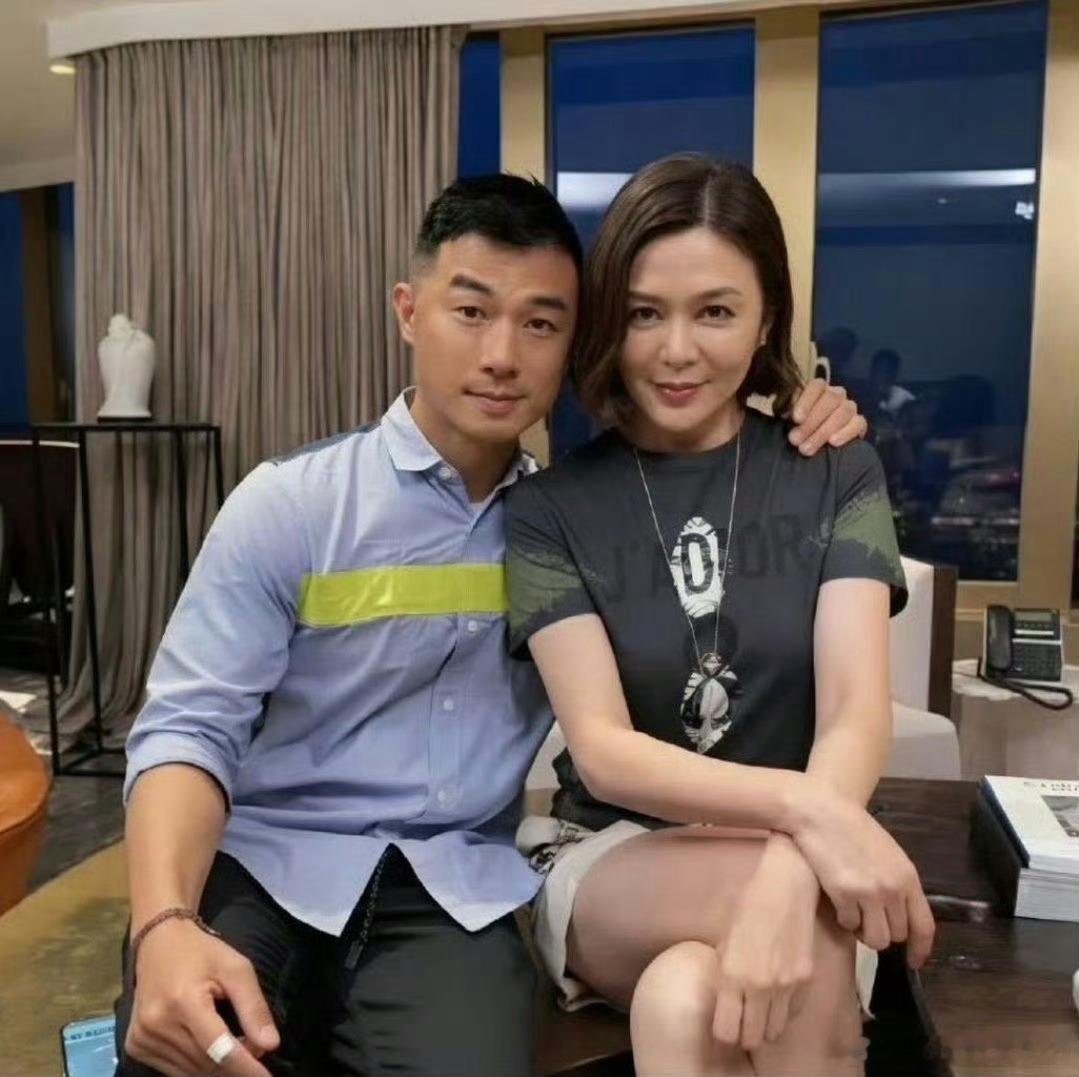62岁的关之琳27岁的男朋友谁看起来更年轻？ 