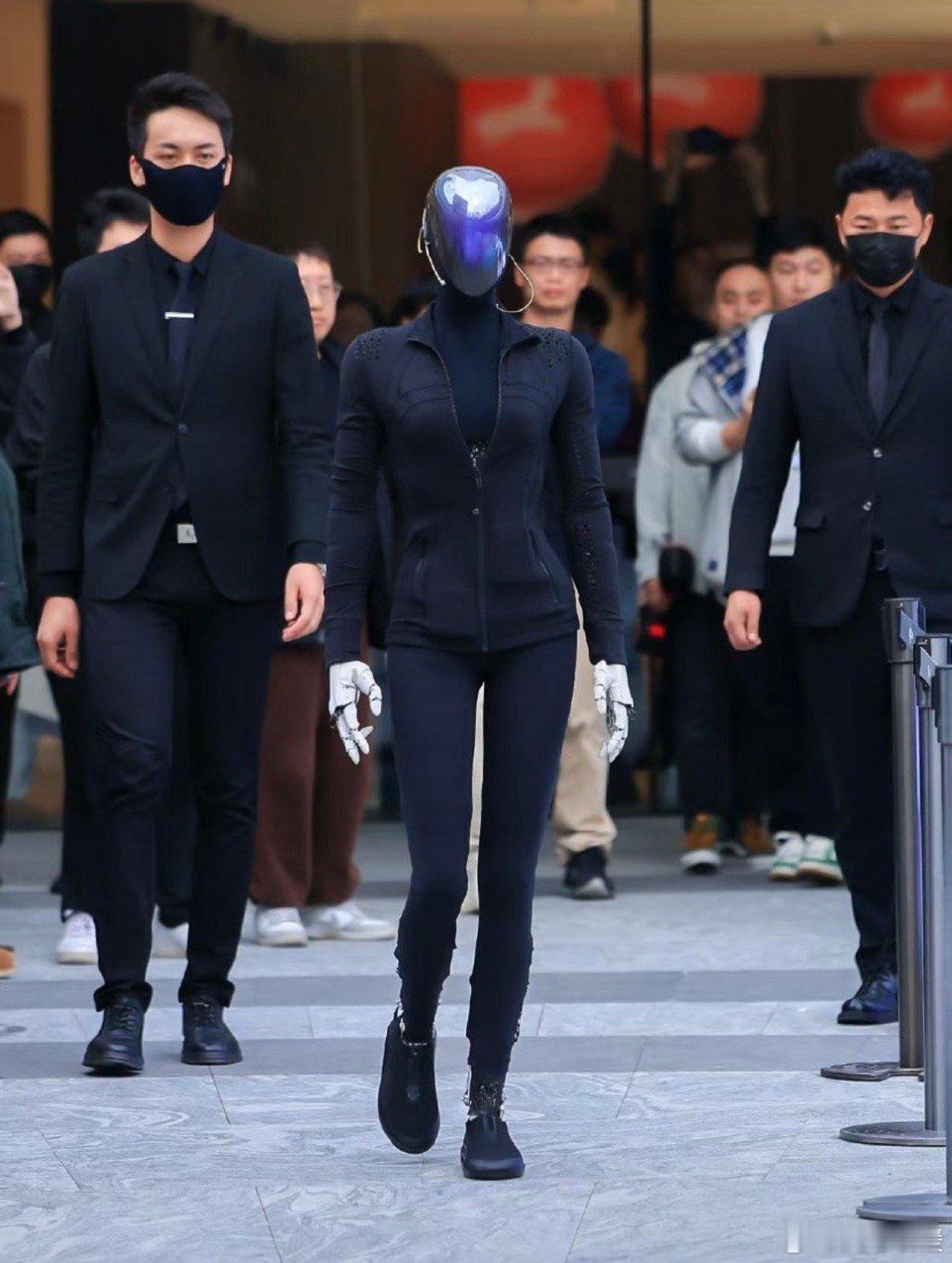 1月31日小鹏IRON机器人在深圳湾线下首秀，走拟人步态还能和观众互动，结果展示