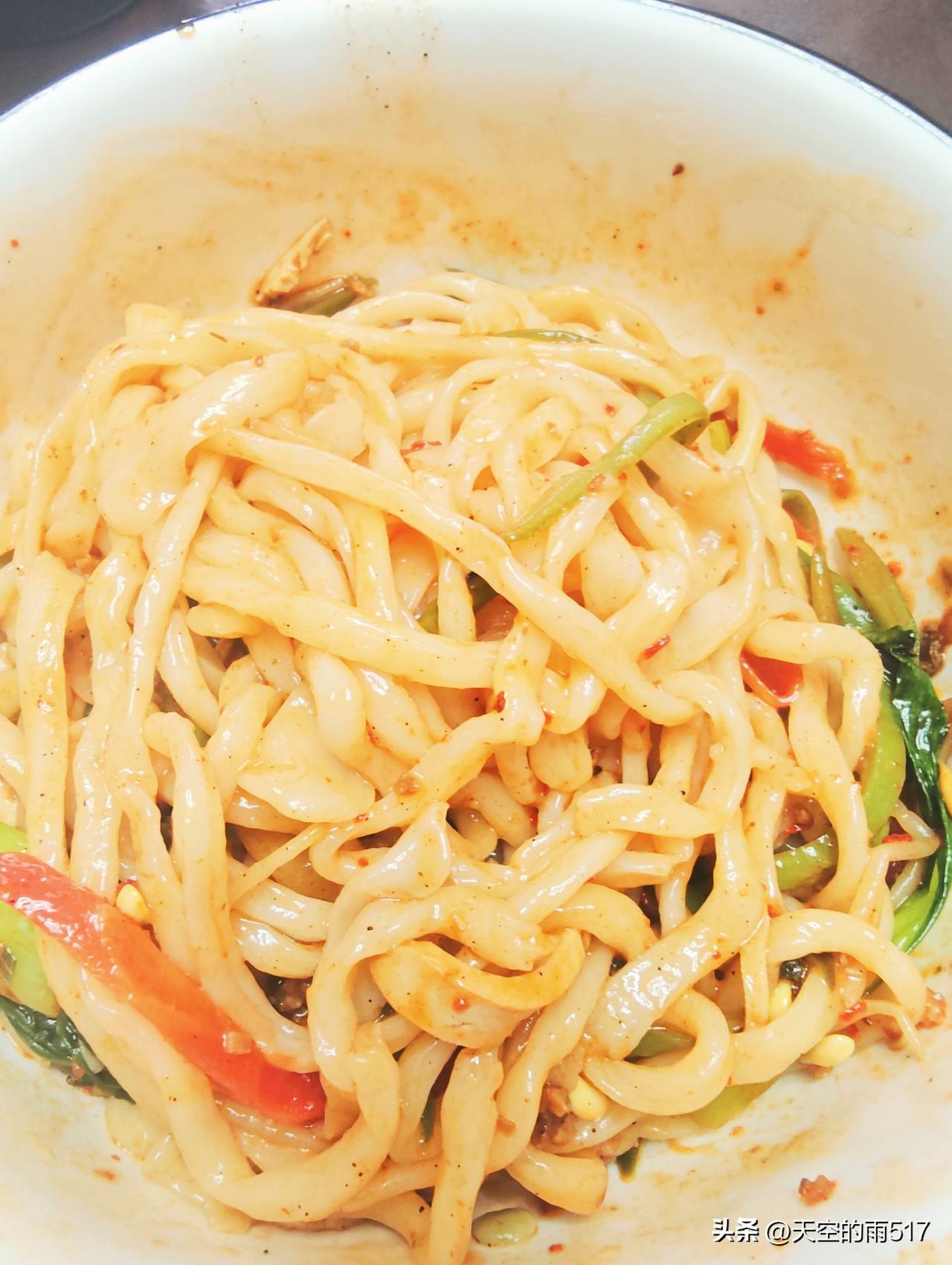 中午饭拉条子拌面，再配几瓣蒜。