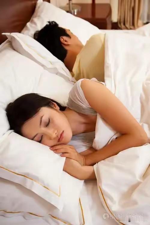 内蒙古，男子与女子发生关系后两人相拥甜蜜睡去，凌晨4点女子惊醒，发现男子嘴角流出