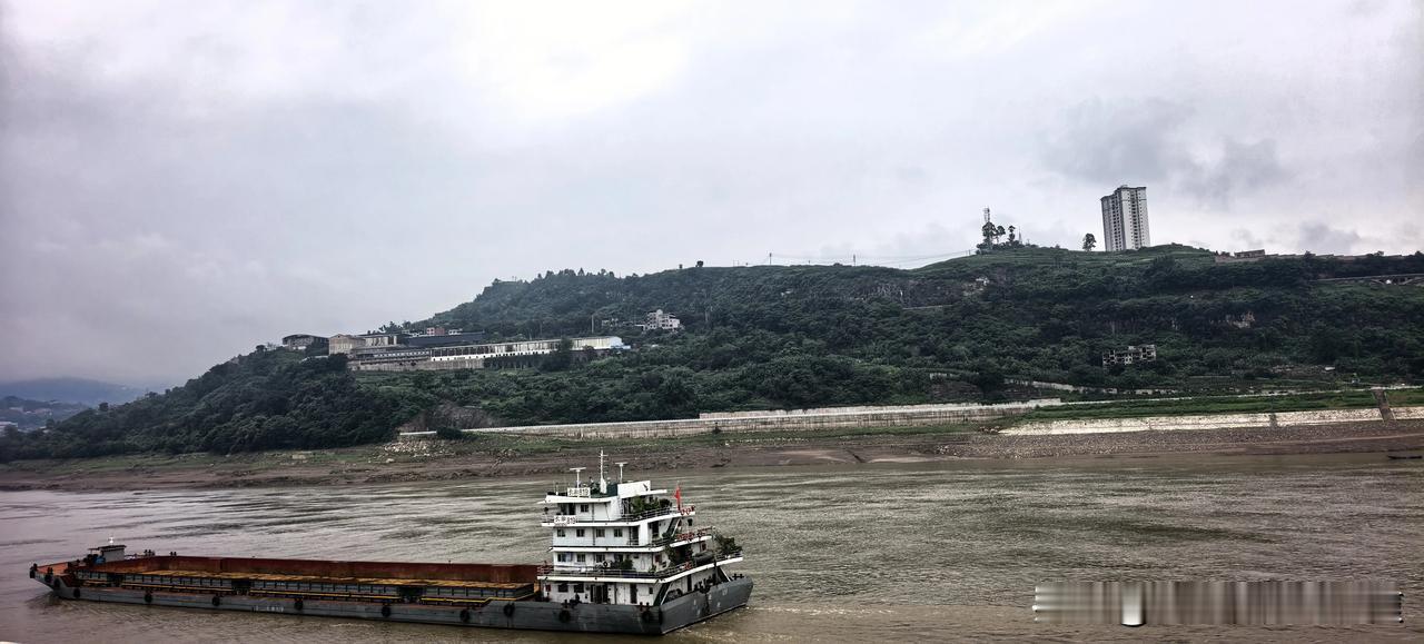 为什么选择乘坐长江游轮旅行呢?欣赏三峡的神奇；眺望大坝的壮美；品味独特的诗词韵律