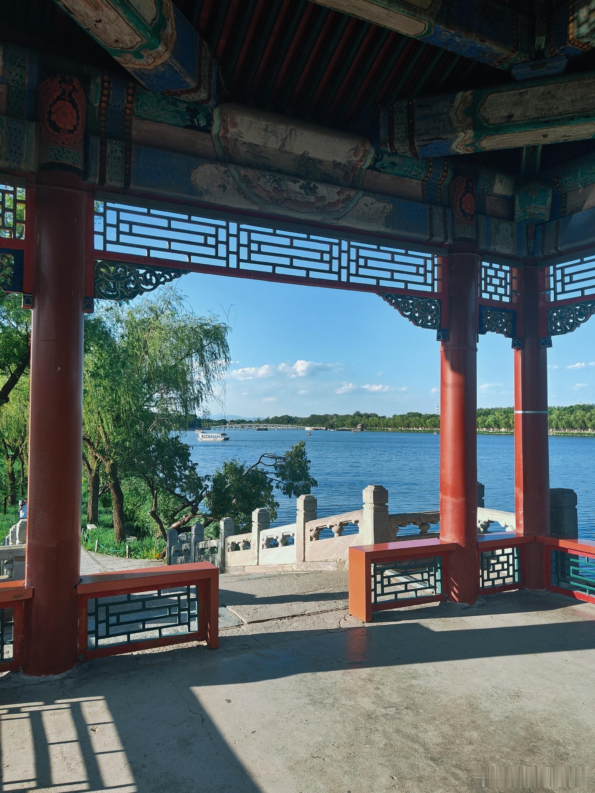 今日小暑，盛夏渐浓，尽情去拥抱夏日的无限活力吧☀️ ​看北京颐和园风景如画✌︎˶